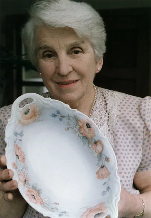 Hutt Valley Porcelain Art Association exhibition, 1989; Rona Betteridge's handpainted bowl.