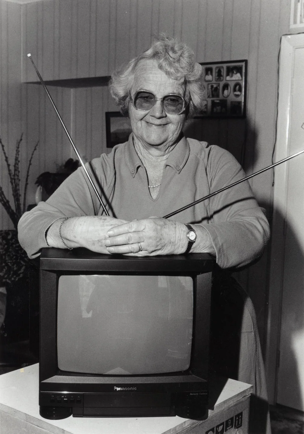 Upper Hutt Leader winter winner savers promotion; Mrs Noela Laird with the television she chose as her prize.