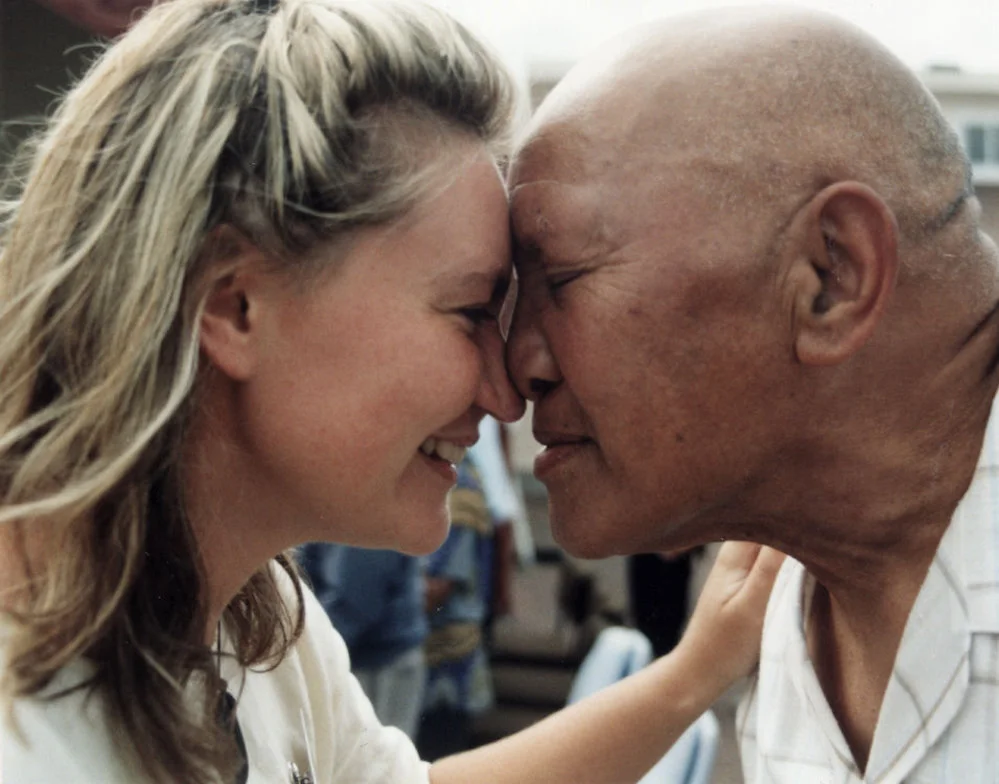 Ōrongomai Marae 1999; Waitangi open day; Ondine Ward and kaumātua Nuia Waikari perform a hongi.