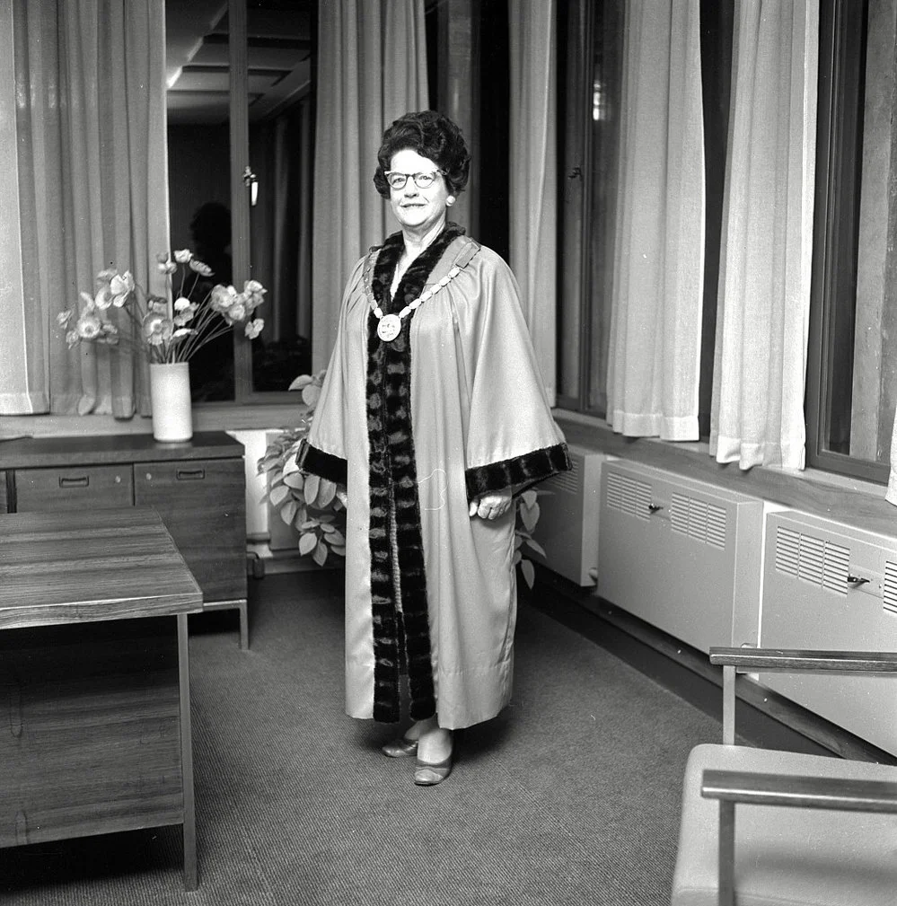Mayor Doris Nicholson in mayoral robes and chain of office.