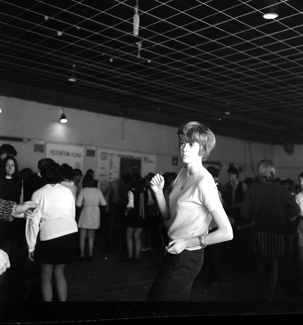 Teenage Dance [P1-1696-4086]