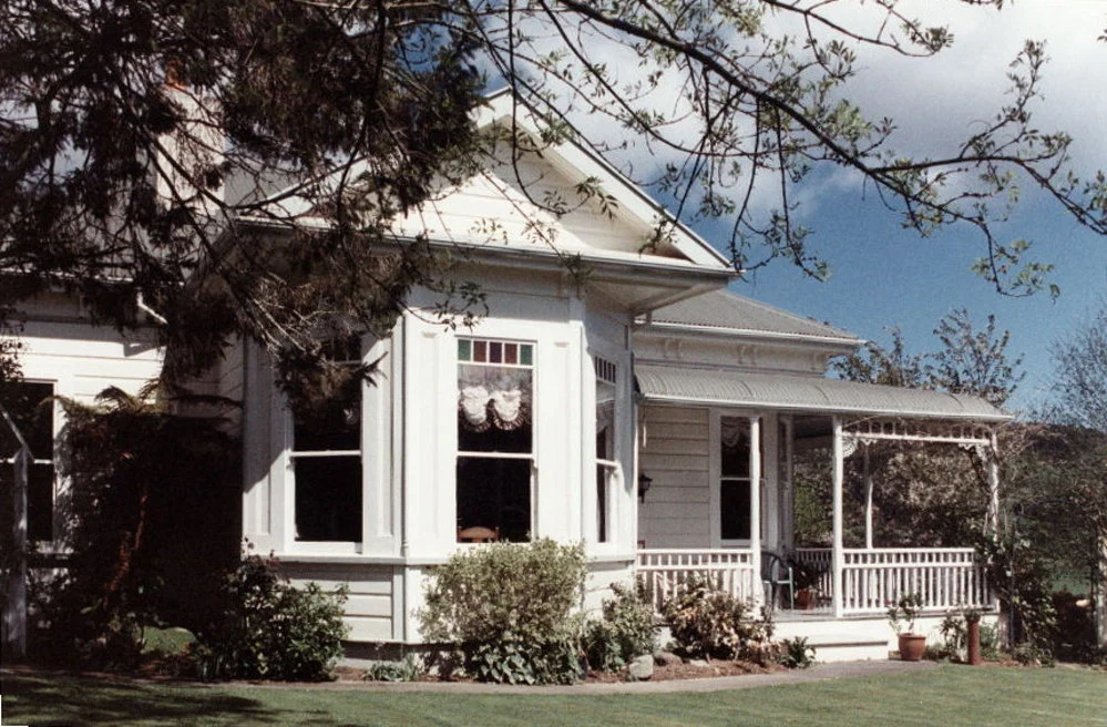 House, Whiteman's Valley Road; Whitemans' villa.