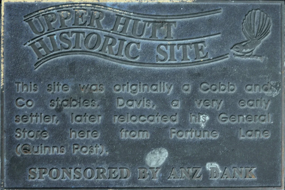 Historic site plaque, Main Street; Davis store/Cobb & Co. stables.