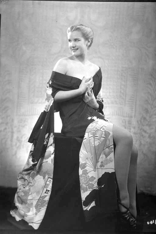 Showing a Hollywood showgirl