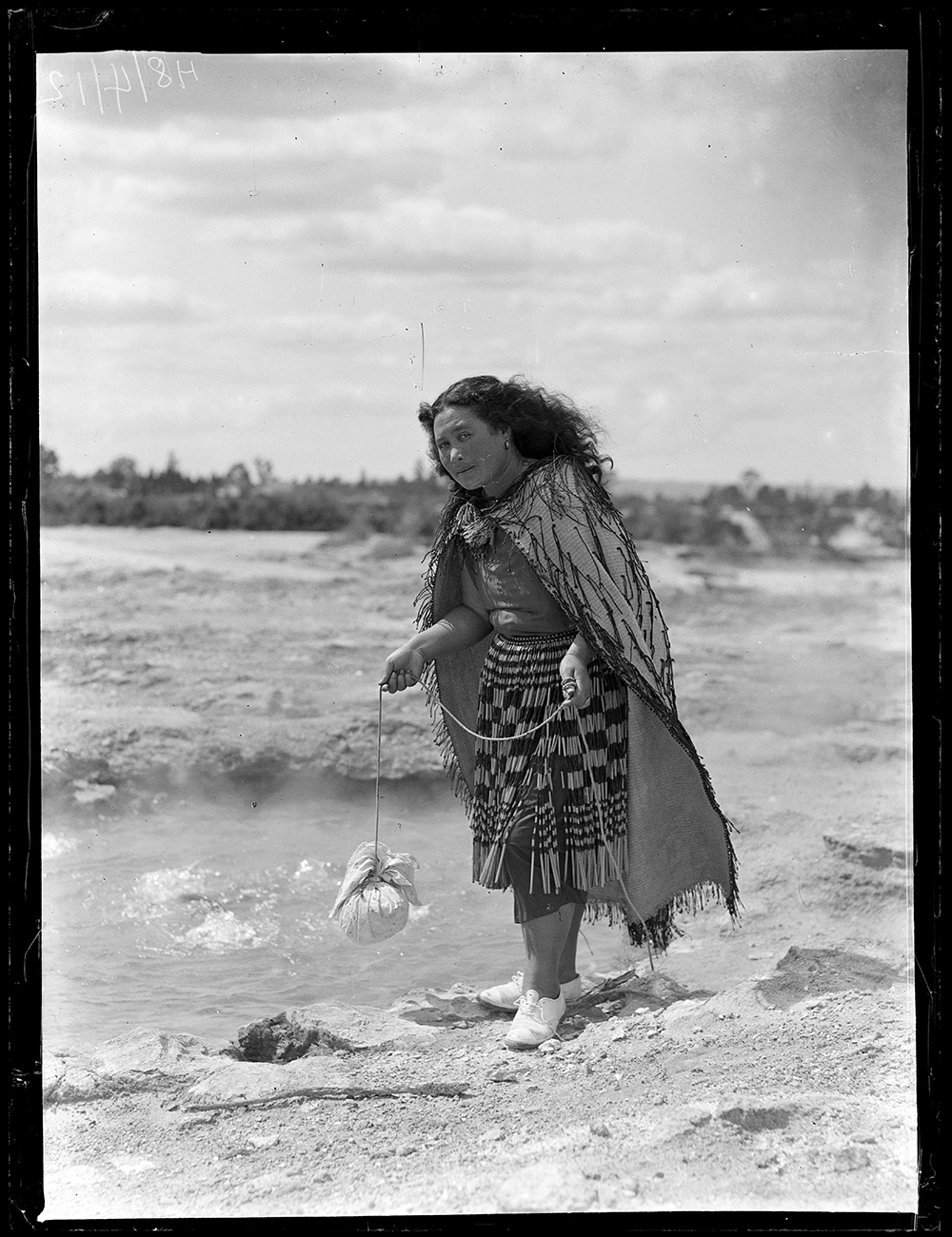 Rotorua, Maori cooking - woman