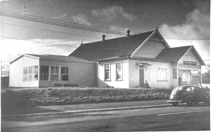 Showing Auckland Public Library, Point Chevalier Branch,....