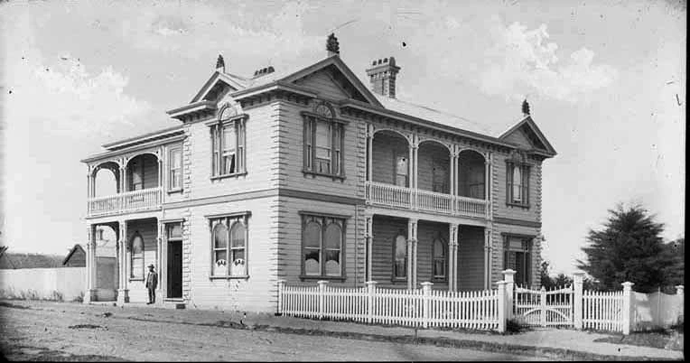 Showing the Northcote Hotel, cnr Queen...