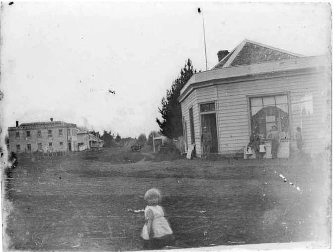 Showing the Commercial Hotel, Victoria...