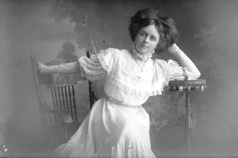 3/4 portrait of Miss Kelly seated, leaning her left elbow on a....