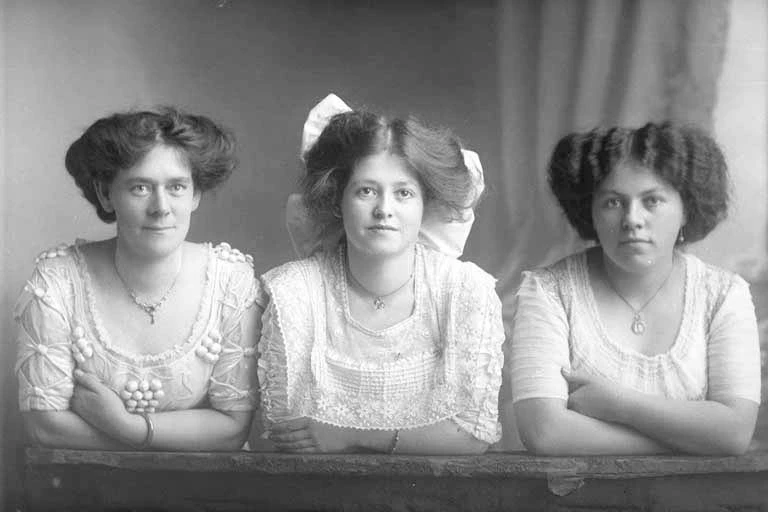 three women in the Yates group 1910