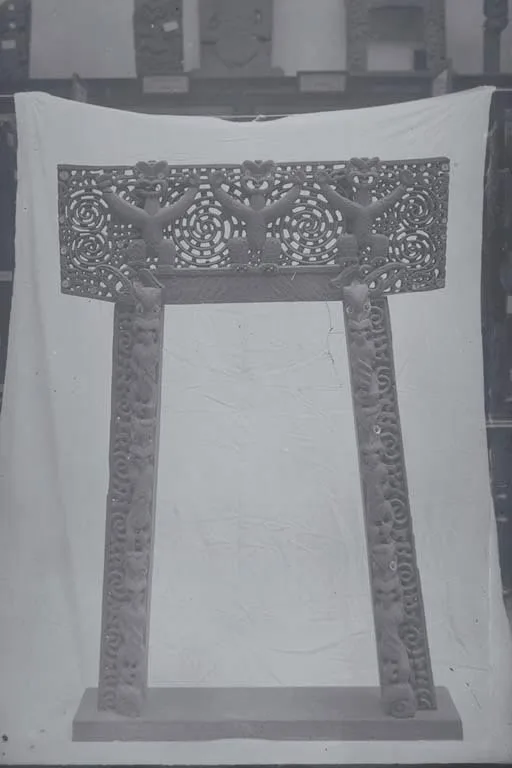 Showing example of maori carving in the...