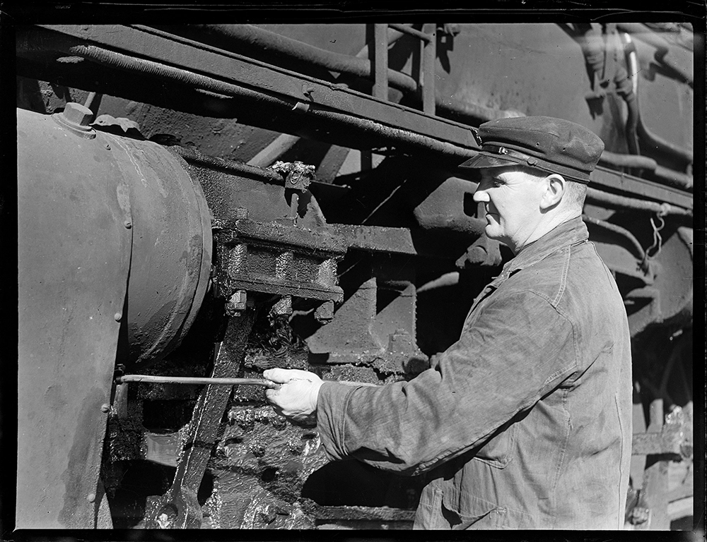 Lubricating the valve motion of a 'K' class locomotive at Paekakariki Locomotive Depot?