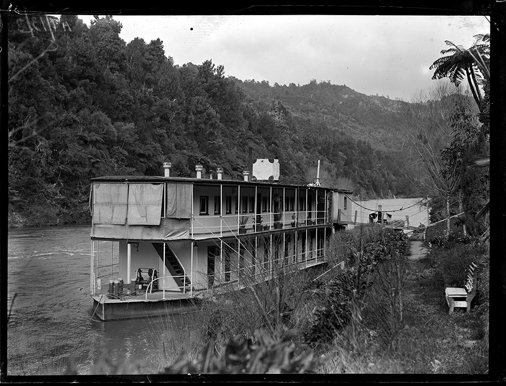 Houseboat on the Whanganui River