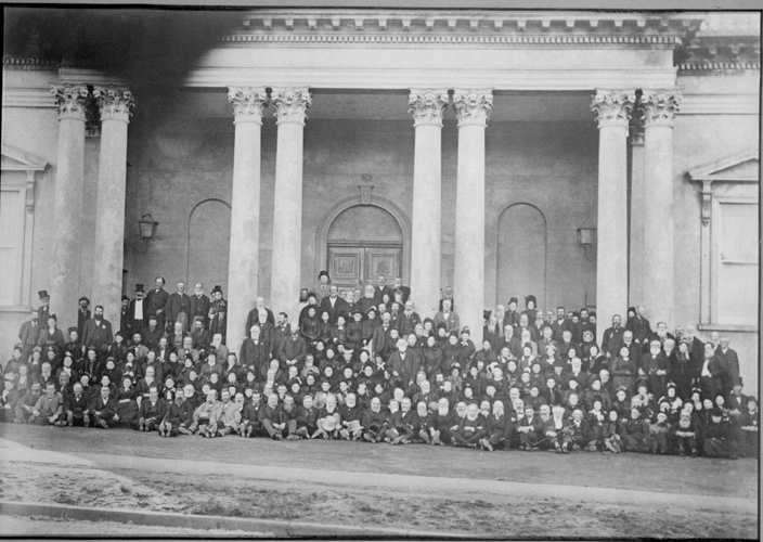Reunion of early colonists from the 'Jane Gifford' and the 'Duchess of Argyle' taken in front of the Choral Hall, Symonds Street,1892