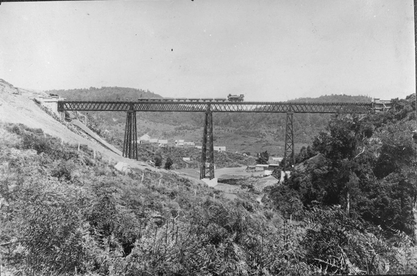 Train crossing the Waiteti Viaduct near Te Kuiti, 1888-1890?