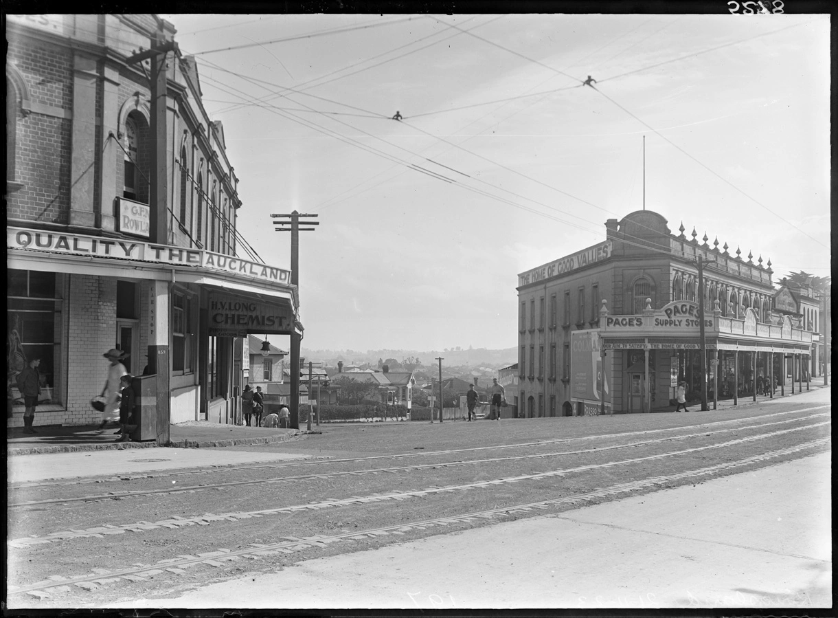 Showing the corner of New North Road and Sandringham Road...1930s?