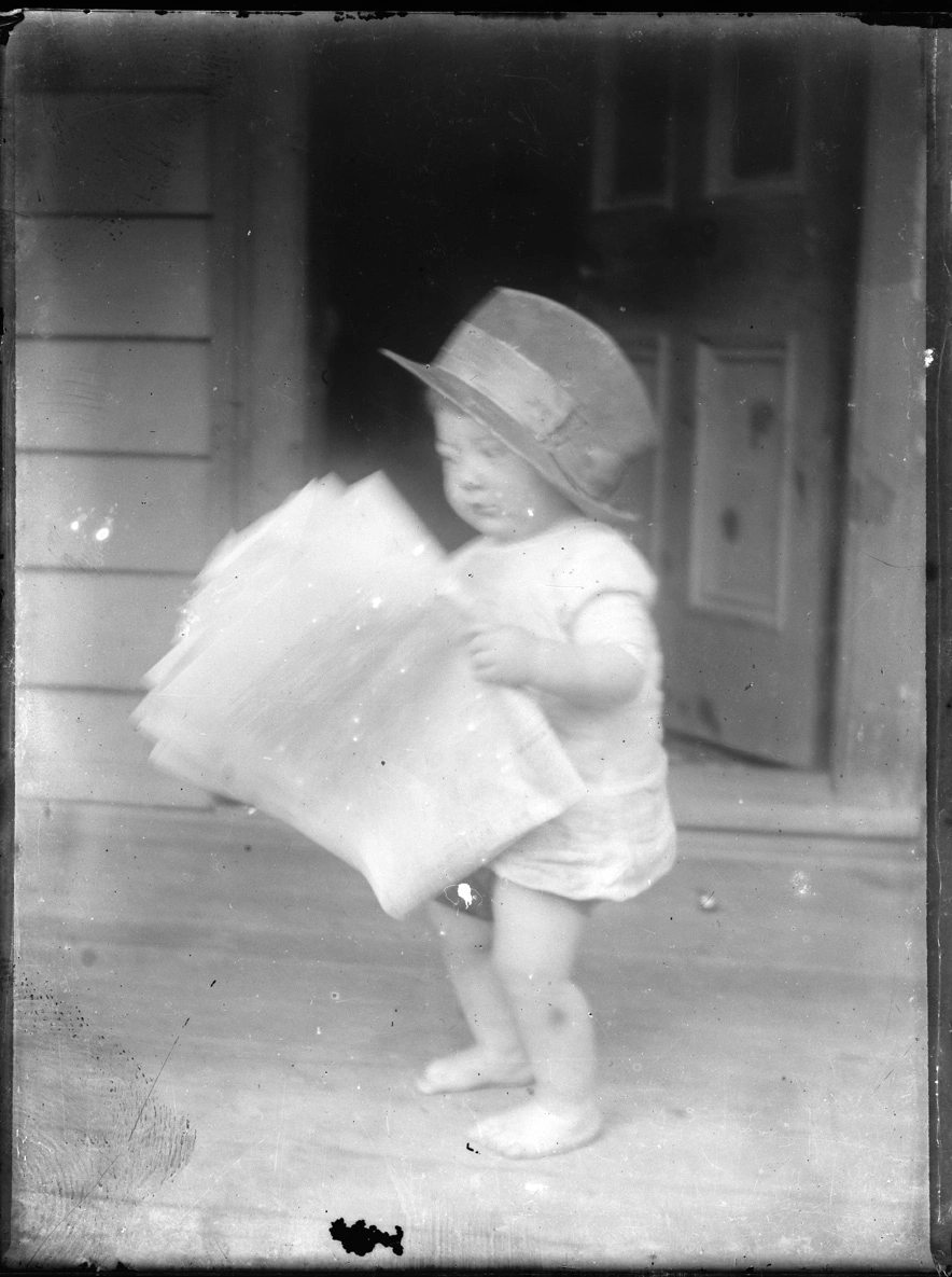 Alf Hallworth reading newspaper