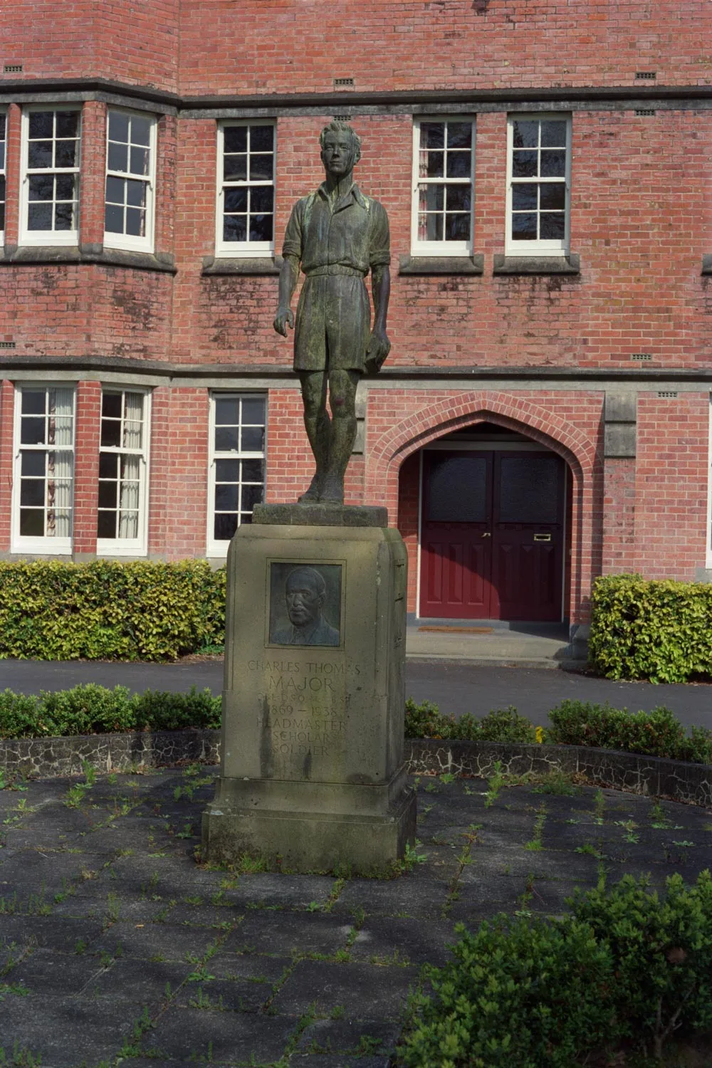 Kings College and the Charles Thomas statue, Golf Avenue, Otahuhu, Auckland