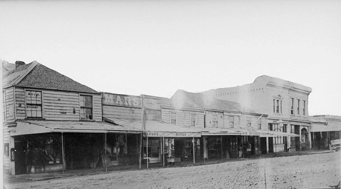 Showing the east side of Queen St, Auckland Central, south from Vulcan Lane...