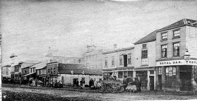 Looking south from Swanson Street to the west side of Queen Street, Auckland Central...