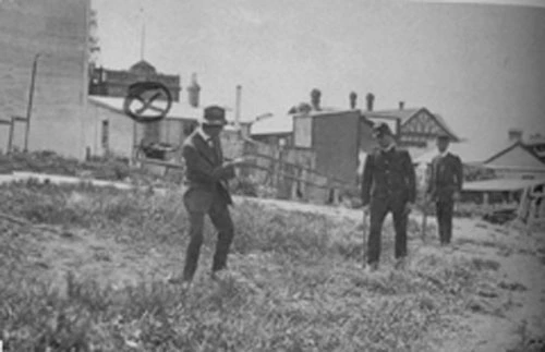 Police reconstruct Frederick Evans's shooting of Constable Wade at Waihi on 12 November 1912