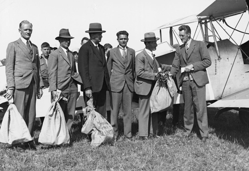 Jack Newman (right) before the first airmail flight from Nelson to Wellington on 20 January 1932