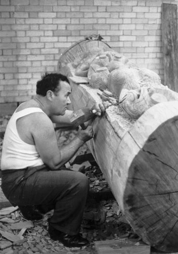 Inia Te Wiata carving the pouihi for New Zealand House in London, 1960s