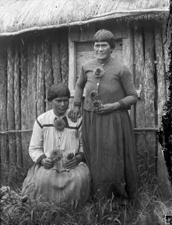 Rahui Te Kiri Tenetahi and her daughter Ngapeka, Little Barrier Island, 1893