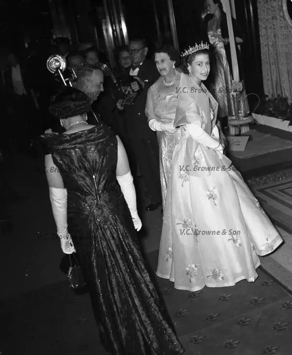 Queen Elizabeth at the Clarendon Hotel (1954) (PB0422/56)