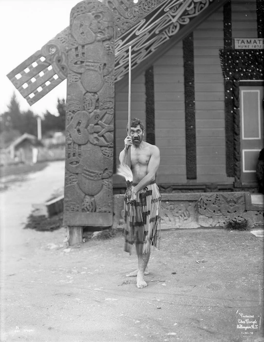 Toiroa Te Hou Kotuke performing a haka at Tama te Kapua meeting house, Ohinemutu, 1905