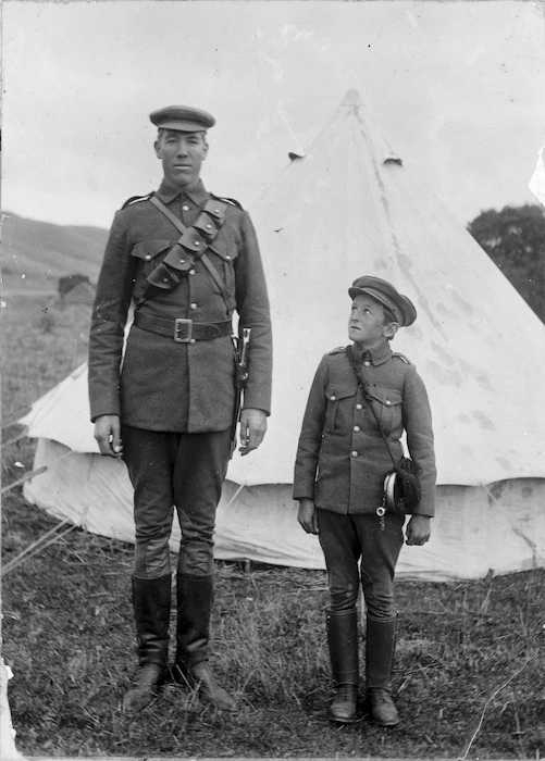 Tallest and shortest man in the New Zealand Rough Riders Regiment during the South African War
