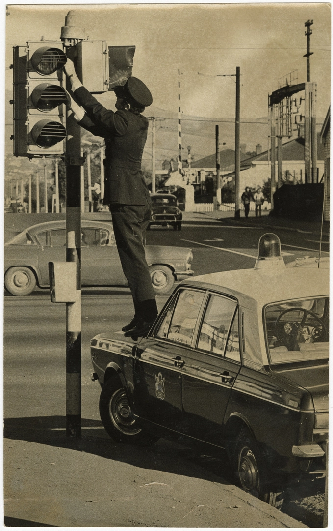 Traffic lights on Antigua Street and Moorhouse Avenue