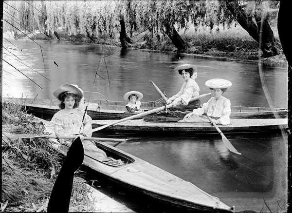 Smith Sisters, H. Rickards' Company, November