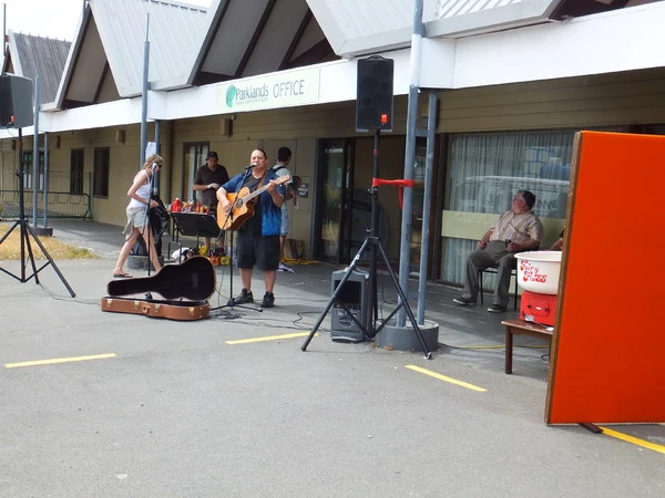 Busker at Parklands Market