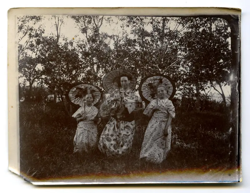 Photograph, Black and White: Doris, Kitty and Connie Lovell-Smith 1899