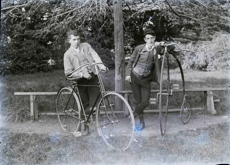 Albert Grave. Lawson [?] Cyclists