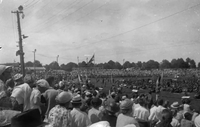 Crowds of supporters waiting for the arrival of Jean Batten at Mascot Aerodrome, Sydney