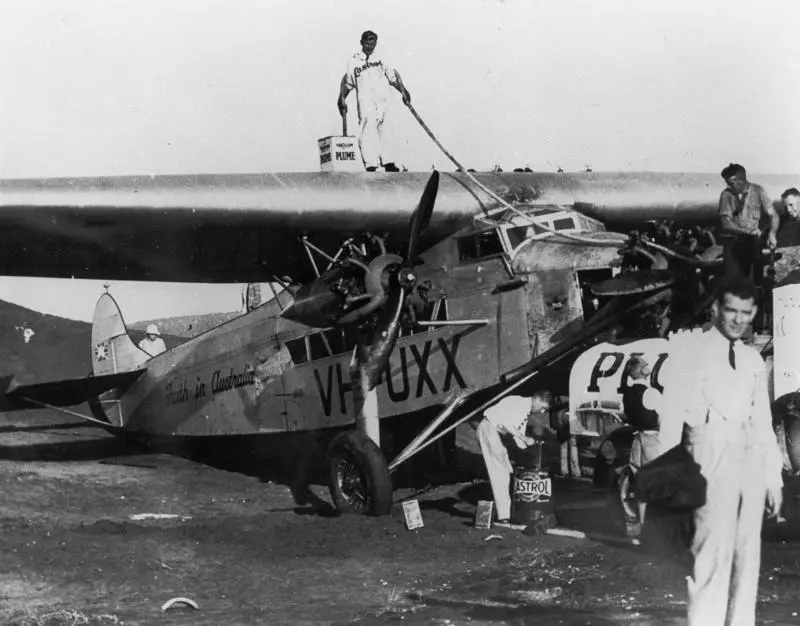 Avro 618 tri-motor "Faith in Australia" : being refuelled