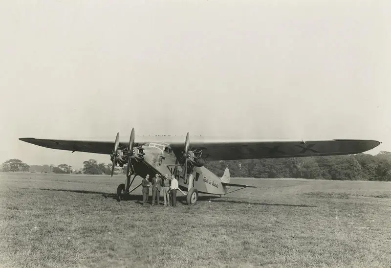 Avro 618 tri-motor "Faith in Australia" : crew for Atlantic flight