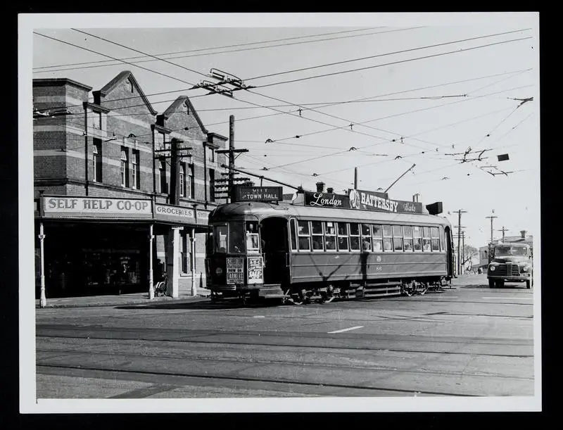 Tram 86 turning from Richmond Road onto Ponsonby Road