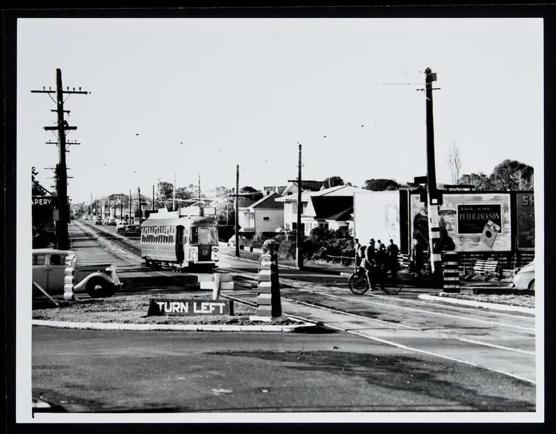 Tram 253 changing tracks