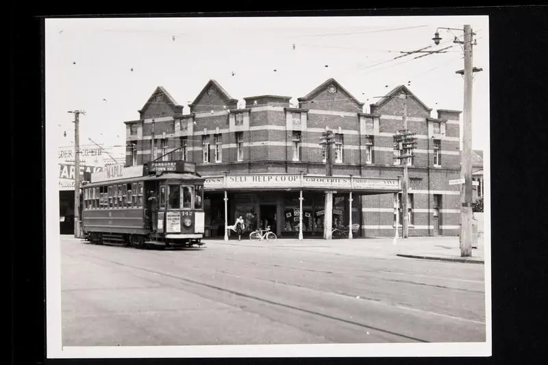 Tram 142 on Ponsonby, Town Hall route