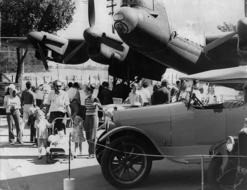 Live Days : Avro Lancaster airplane and vintage cars on display