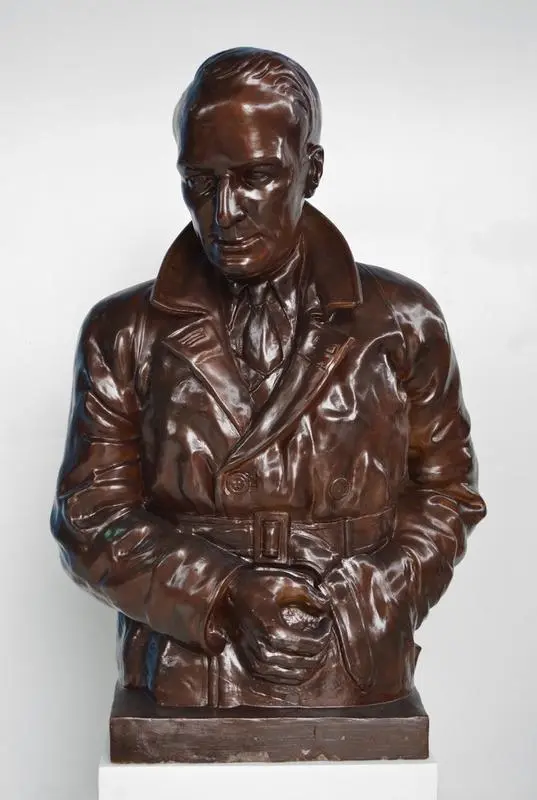 Bust Sir Charles Kingsford-Smith