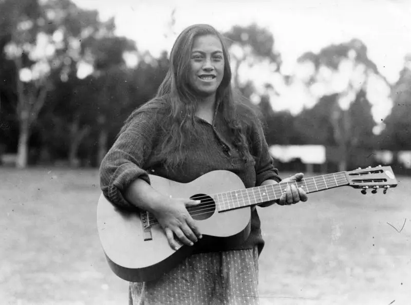 Portrait of an unidentified Māori woman