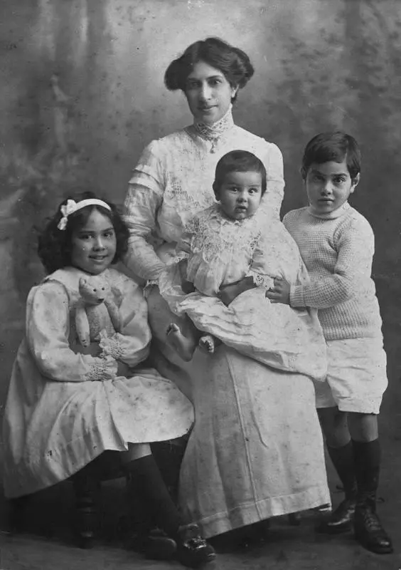 Lady Miria Woodbine Pomare and children