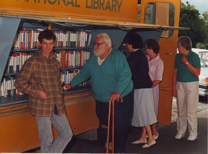 Dylan Owen and others with National Library van outside Shannon Library, 1988