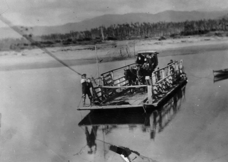 Ferry crossing the Manawatu River at Shannon