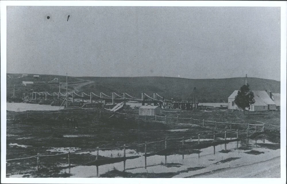 Construction of the original Balclutha Bridge
