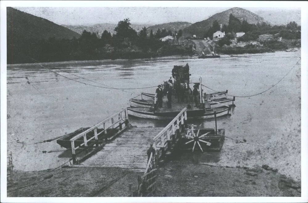 Cobb & Co's coach crossing Molyneaux on punt at Beaumont